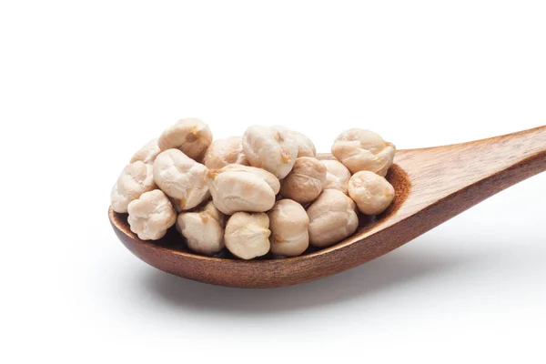白い背景に隔離された木製のスプーンで乾燥したひよこ豆 — ストック写真
