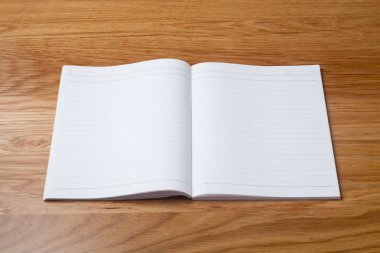 Tahta masadaki boş defter