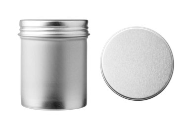 Beyaz arka planda izole edilmiş yuvarlak metal konteynır. Çay, baharat, kozmetik ya da yiyecek konteynırı.