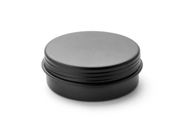 Beyaz arka planda siyah alüminyum kavanoz var. Kozmetik veya yiyecek konteynırı.