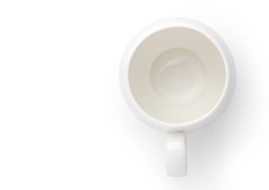Beyaz arkaplanda izole edilmiş boş seramik bardak, Üst görünüm.