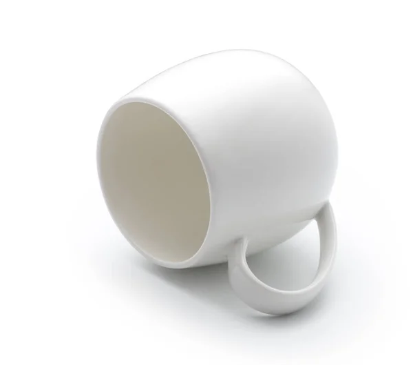 孤立在白色背景上的空陶瓷杯 — 图库照片