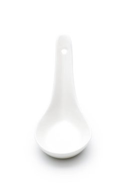 Beyaz arkaplanda izole edilmiş boş seramik kaşık