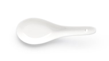 Beyaz arka planda izole edilmiş boş seramik kaşık. Üst görünüm.