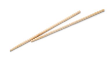 Tek kullanımlık çubuklar beyaz arkaplanda izole edilmiş.
