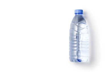 Beyaz zemin üzerinde izole edilmiş şişe maden suyu