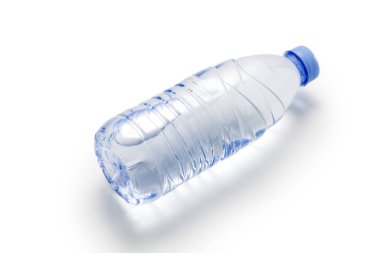 Beyaz arka planda izole edilmiş şişe maden suyu. Üst görünüm.