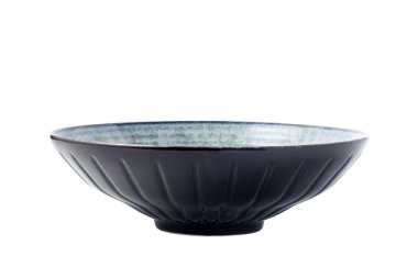 Beyaz arkaplanda boş seramik kase