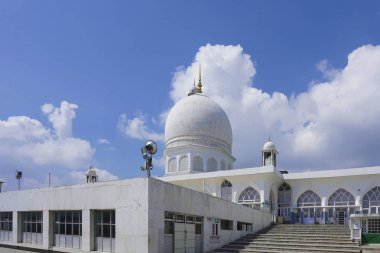 Srinagar, Jammu ve Keşmir, Hindistan - 18 Nisan 2019 : Güzel Hazretbeyaz beyaz cami Müslüman türbesinin görkemli yeri ünlü yer ve Srinagar, Jammu ve Keşmir, Hindistan'da seyahat destinaiton
