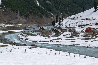 Sonamarg gezisi sırasında kışın kar ile Güzel küçük köy nehir kenarı Keşmir, Hindistan konumlar olduğunu 