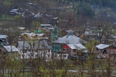 Müslümanlar için Laripora köyünde Jamia Camii veya İslam ibadetleri pahalgam ağaçları ile vadi boyunca mimari renkli eski cami kubbeleri ile sahip, Jammu ve Keşmir, Hindistan