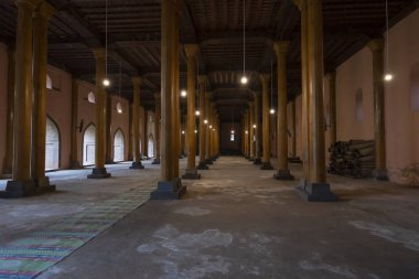 Jammu ve Keşmir, Hindistan - 14 Nisan 2019 : Jamia Mescidi, Hindistan'ın Srinagar, Jammu & Keşmir şehrinin turistik yerlerinden biri olan şehir merkezindeki eski kentteki Nowhatta'da bir camidir.