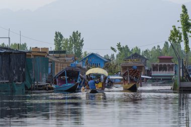 Srinagar, Jammu ve Keşmir, Hindistan - 15 Nisan 2019 : Dal Gölü'nün güzel sahnesi, Houseboat Srinagar seyahat hedef ünlü bir yerdir, yerel halk ulaşım için küçük tekne kullanın
