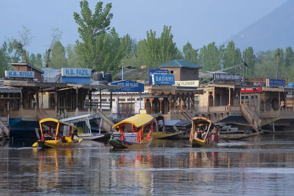 Srinagar, Jammu ve Keşmir, Hindistan - 15 Nisan 2019 : Dal Gölü'nün güzel sahnesi, Houseboat Srinagar seyahat hedef ünlü bir yerdir, yerel halk ulaşım için küçük tekne kullanın