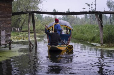 Srinagar, Jammu ve Keşmir, Hindistan - 15 Nisan 2019 : Yüzen Sebze Pazarı sabahın erken saatlerinde Dal Gölü, Karapura Hindistan yüzen toplumun önemli turistik yerel yaşam biridir