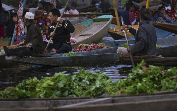 Srinagar Jammu Und Kashmir April 2019 Kashmiri Men Indische Gemüsehändler — Stockfoto