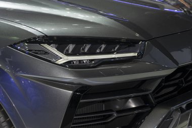 Bangkok, Tayland: 28 Kasım 2018-Lamborghini Urus yeni süper SUV koyu gümüş renk Tecnica LED baş ışık motor Expo 2018 Impact Arena, Muang Thong Thani, Nonthaburi, Tayland