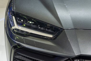 Bangkok, Tayland: 28 Kasım 2018-Lamborghini Urus yeni süper SUV koyu gümüş renk Tecnica LED baş ışık motor Expo 2018 Impact Arena, Muang Thong Thani, Nonthaburi, Tayland