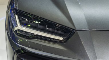 Bangkok, Tayland: 28 Kasım 2018-Lamborghini Urus yeni süper SUV koyu gümüş renk Tecnica LED baş ışık motor Expo 2018 Impact Arena, Muang Thong Thani, Nonthaburi, Tayland