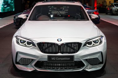 Bangkok, Tayland-28 Kasım 2018: büyük olay araba gösterisi motor Expo 2018 Impact Arena, Muang Thong Thani içinde ekran üzerinde BMW m2 yarışma beyaz renk Nonthaburi, Tayland