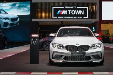 Bangkok, Tayland-28 Kasım 2018: büyük olay araba gösterisi motor Expo 2018 Impact Arena, Muang Thong Thani içinde ekran üzerinde BMW m2 yarışma beyaz renk Nonthaburi, Tayland
