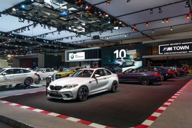 Bangkok, Tayland-28 Kasım 2018: büyük olay araba gösterisi motor Expo 2018 Impact Arena, Muang Thong Thani içinde ekran üzerinde BMW m2 yarışma beyaz renk Nonthaburi, Tayland