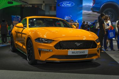 Bangkok, Tayland-28 Kasım, 2018: Ford Mustang gt turuncu süper spor araba üzerinde ekran 35th motor Expo 2018 Muang Thong Thani Exhibition & Convention Center Nonthaburi, Tayland 