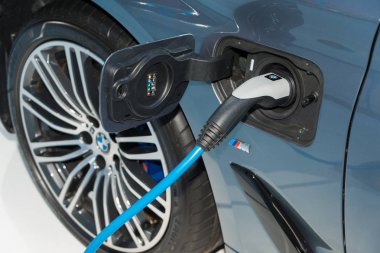 Bangkok, Tayland-28 Kasım 2018: BMW 530E M Sport Hybrid araba elektrik şarj istasyonu güç kaynağı ile elektrik otomobili takılı motor Expo 2018 Muang Thong Thani, Tayland içinde şarj ediliyor