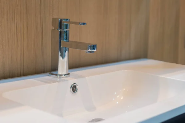 Moderner Wasserhahn Mit Waschbecken Innen Modern — Stockfoto