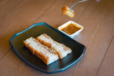 Gevrek domuz göbeği veya ahşap masa üzerinde derin kızarmış gevrek domuz lezzetli gıda Çin mutfağı tarzı