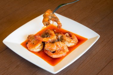 Tayland sarımsak lezzetli gıda ile karides kızarmış sıcak biber.