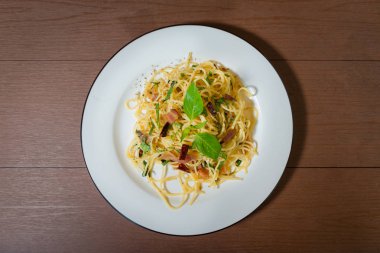 Pastırma Stir Fried Chilies kurutulmuş lezzetli gıda ile Spagetti ahşap masaya Tay tarzı uygulamak