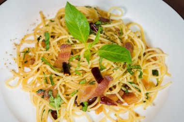 Pastırma Stir Fried Chilies kurutulmuş lezzetli gıda ile Spagetti ahşap masaya Tay tarzı uygulamak