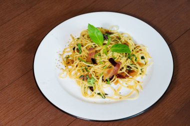 Pastırma Stir Fried Chilies kurutulmuş lezzetli gıda ile Spagetti ahşap masaya Tay tarzı uygulamak