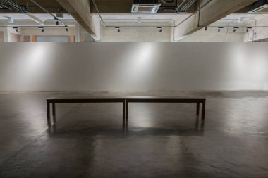 Sergi için boş duvarile uzun ahşap sandalye iç