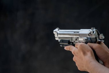 Atış poligonunda tabancayı hedef alan adam.