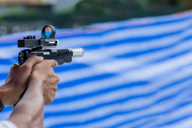 Elinde bir silah tutan bir adam, gemi Ipsc rekabet tabanca oyunları çekmeye hazır