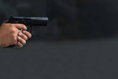 Atış poligonunda tabancayı hedef alan adam.