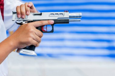 Elinde bir silah tutan bir kadın ipsc rekabet tabanca oyunları ateş etmeye hazır gemi
