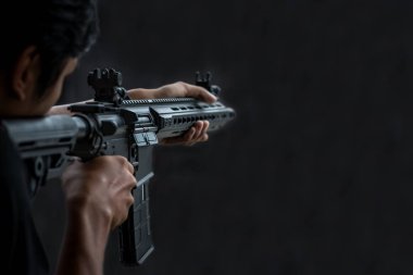 Atış poligonunda silah doğrultan adam 