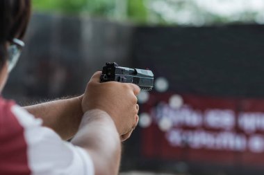 Atış poligonunda silah doğrultan adam 