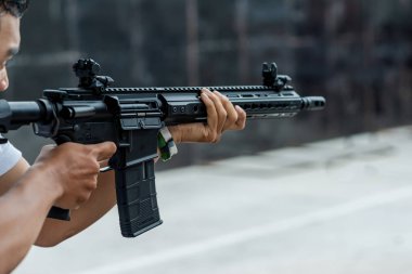 Atış poligonunda silah doğrultan adam 