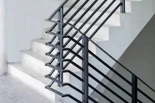 Escalera Con Barandilla Metálica Negra Una Nueva Arquitectura Moderna Del — Foto de Stock
