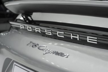 Bangkok, Tayland - 28 Mart 2019 : Porsche 718 Cayman Amblem araba bagaj kapağı Supercar 40 Bangkok Uluslararası Motor Show'da ekranda 2019