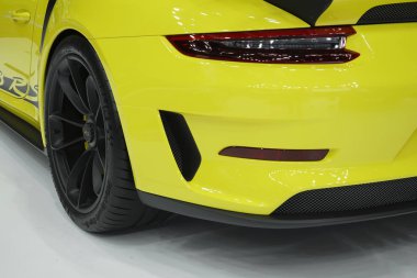 Bangkok, Tayland - 28 Mart 2019 : Yeni Porsche 911 Gt3rs Carrera Weissach Paketi supercar sarı renk ekranda 40 Bangkok Uluslararası Motor Show 2019