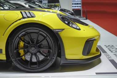 Bangkok, Tayland - 28 Mart 2019 : Yeni Porsche 911 Gt3rs Carrera Weissach Paketi supercar sarı renk ekranda 40 Bangkok Uluslararası Motor Show 2019