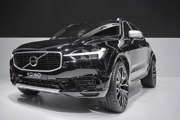 Бангкок, Таиланд - 26 марта 2019 года: электромобиль Volvo Xc 60 Hybrid для спасения окружающей среды представлен на 40-м Бангкокском международном автосалоне 2019 года
 