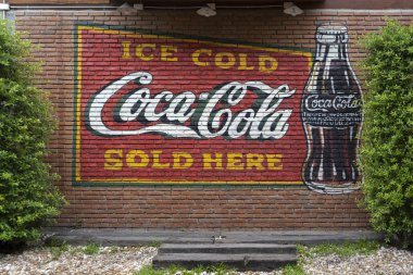 Bangkok, Tayland - 19 Haziran 2019 : Tuğla duvardaki vintage Coca Cola işareti