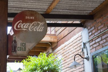 Bangkok, Tayland - 19 Haziran 2019 : Ahşap direk üzerinde Coca Cola işareti antika eski pas durumu vintage