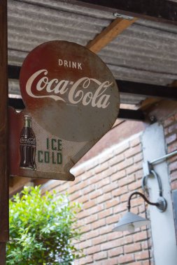 Bangkok, Tayland - 19 Haziran 2019 : Ahşap direk üzerinde Coca Cola işareti antika eski pas durumu vintage